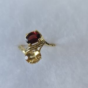 Elegant Gold Ring with Red and Yellow Stones